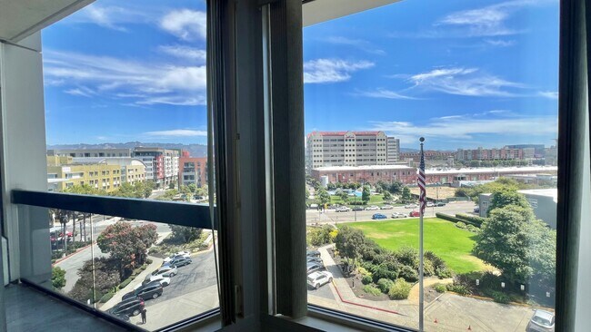 Building Photo - Spacious and convenient  east-facing 1Bd 1...