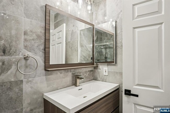 Building Photo - 343 The Promenade