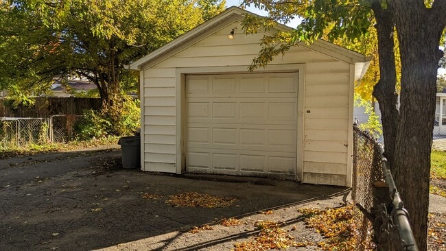 Building Photo - 2 Bedroom Available now