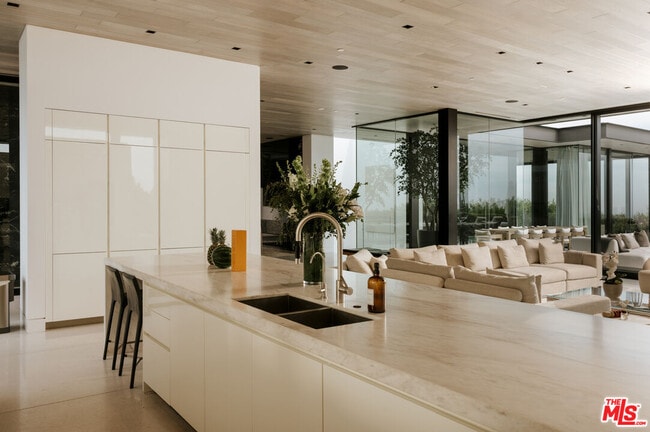 Building Photo - 1536 Blue Jay Way