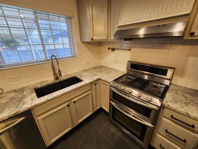 Building Photo - Spacious 5 Bed Home with Finished Basement, Multiple Living Areas & Private Backyard