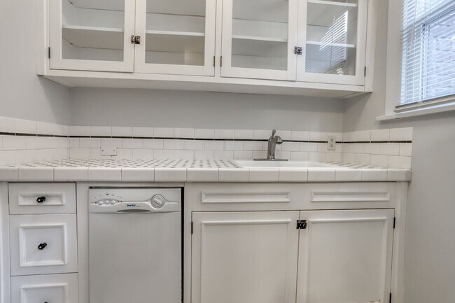 Building Photo - Charming Vintage Studio in NW Portland nea...
