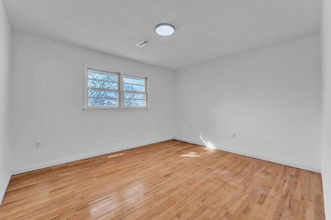 Building Photo - Spacious 3BR Ranch on Over Half an Acre in Seneca! $1,700/mo rent