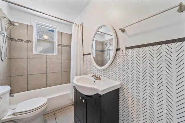 Building Photo - 2046 Courtland Pl