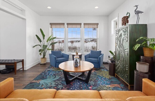 Building Photo - Stunning luxury rental!