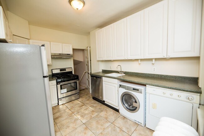 Building Photo - 2026/2027 JHU off-campus Renovated Charles Village 5bd/2ba w/ W/D & CAC Available 6/9/26