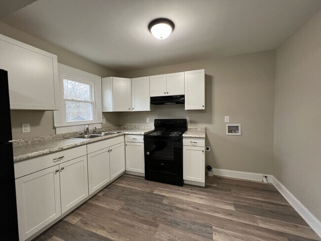 Building Photo - 3 Bedroom 1 Bathroom Home Located In Green...