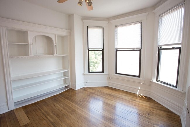 Interior Photo - 5401-5403 S. Woodlawn Avenue