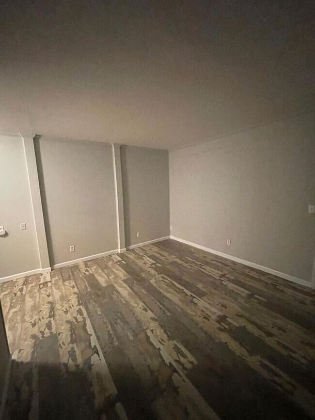Building Photo - 208 Lakeshore Dr