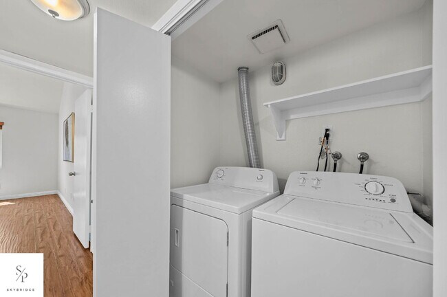 Building Photo - Charming 2-Bed Townhouse with Fireplace in Prime CA Location!