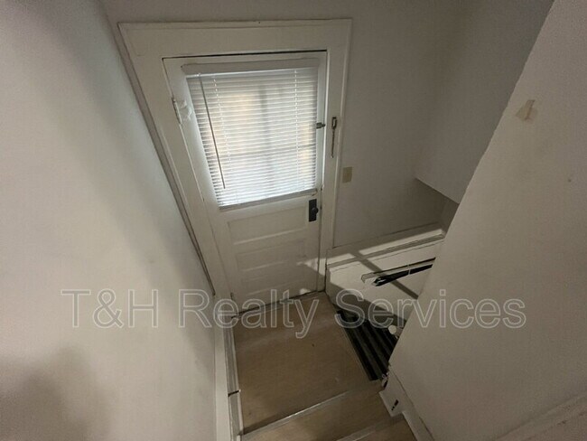 Building Photo - 5542 N College Ave