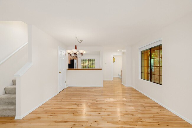 Building Photo - 3BD 2BA Townhouse - 1 Car Detached Garage