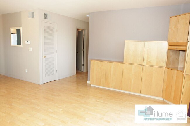 Building Photo - Condo Near OHSU with Huge Deck, Stunning Views and Parking