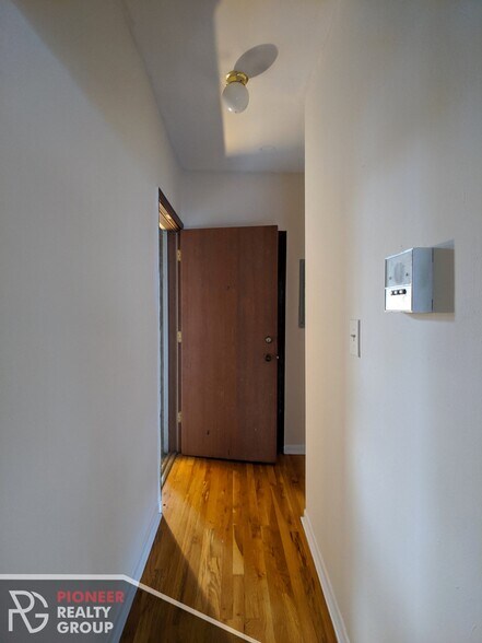 Building Photo - 813 W Cornelia Ave