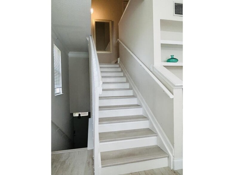 Building Photo - 2046 Alta Meadows Ln