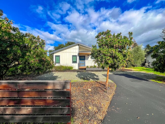 Primary Photo - Beautiful Newer Two Bedroom Napa Home