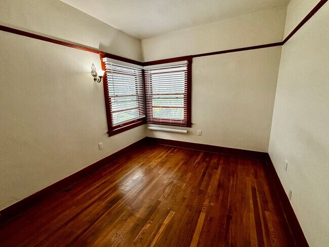 Building Photo - Large 1 bedroom 1 bath located in Golden Hill