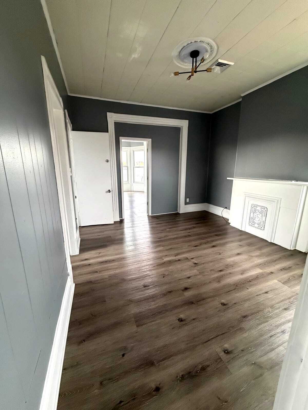 Building Photo - 204 1st St