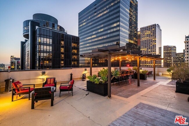 Building Photo - 655 S Hope St