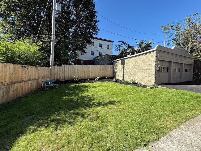 Building Photo - 32 Woodbine St