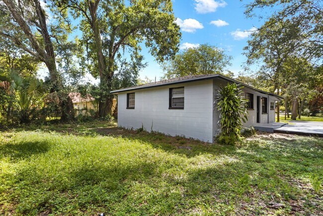 Building Photo - Spacious 4bdrm/1bath House ** $1,995.00 **...