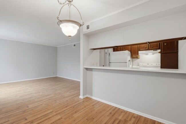 Building Photo - 8702 Village Dr