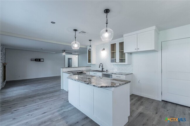 Building Photo - 4013 Valley View Dr