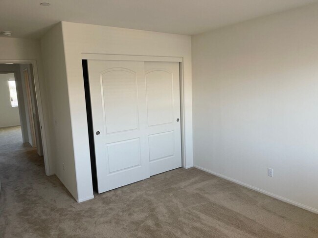 Building Photo - Spacious Two Story 5bd/3ba House