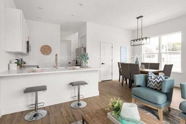 Building Photo - 454 Goodall Ave