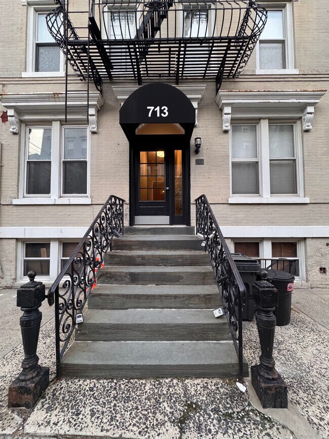 Primary Photo - 713 Willow Ave