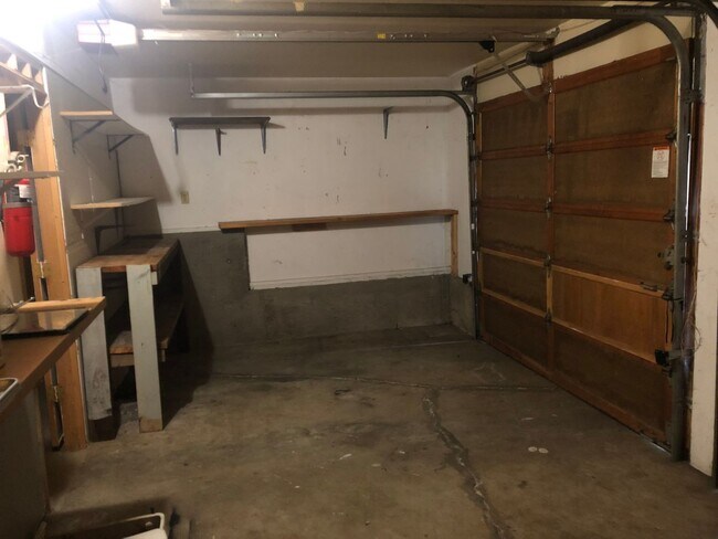 Building Photo - 3 bedroom 2 bathroom house in Thurston hills!