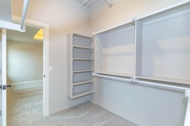 Building Photo - 4BD/3BTH home Minutes from I-35