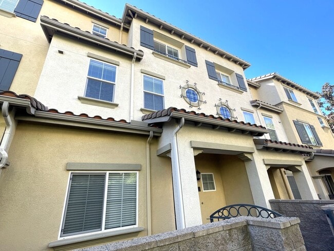 Building Photo - Luxurious Townhome in Gated Private Community