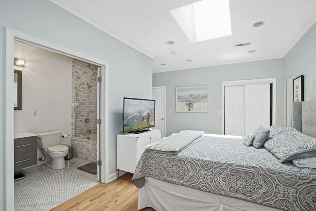 Building Photo - Lovely 2 BR/2.5 BA Apartment near Noma II!