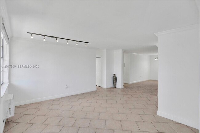 Building Photo - 713 Collins Ave
