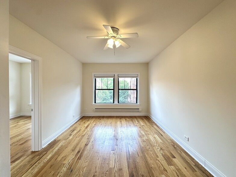 Building Photo - 742 W Cornelia Ave