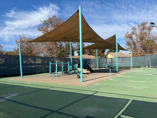 Building Photo - 2 bedroom, 1.5 bath townhouse in the heart of Irvine!