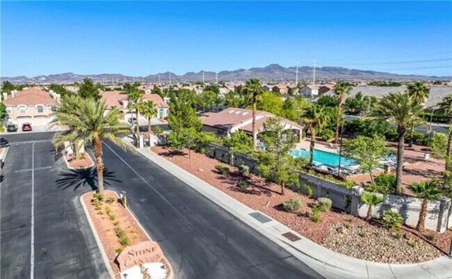 Building Photo - Freshly updated 3 bedroom townhouse near Bermuda and Cactus will be ready to move in by begining ...