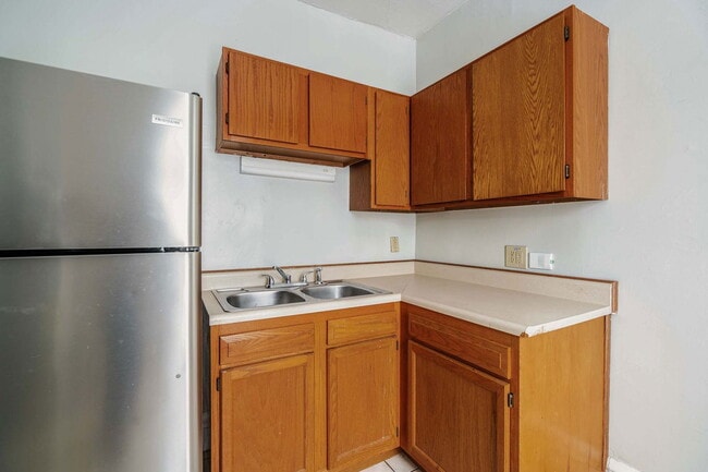 Building Photo - 246 1/2 W 5th Ave