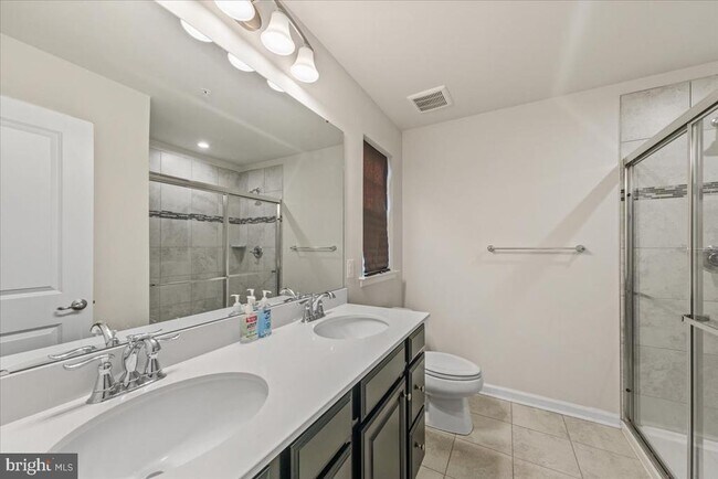 Building Photo - 9437 Rolling Green Dr
