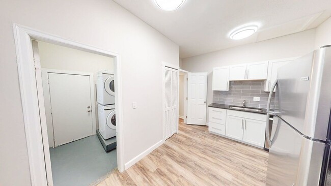 Building Photo - 2 BEDROOMS, 2 FULL BATHROOMS + 1 FREE Off-Street parking spot SPACIOUS single family house availa...