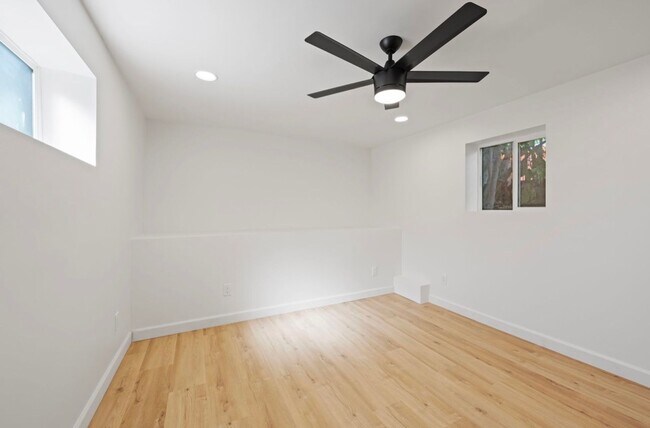 Building Photo - 3 Bed 2 Bath Townhouse For Rent in Pacific Beach.