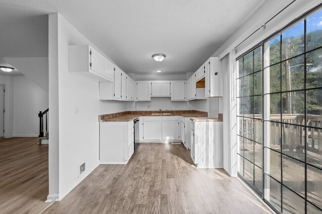 Building Photo - 1024 Fir Pl