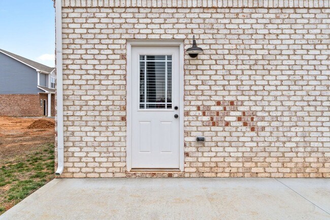 Building Photo - Pet Friendly Three Bedroom!