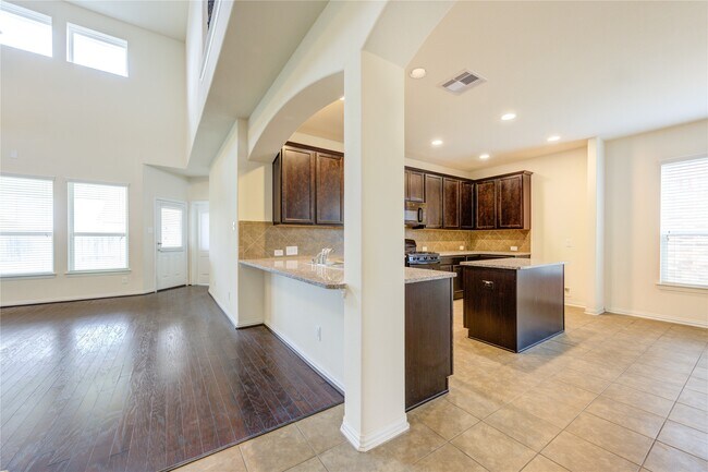 Building Photo - 16 Rose Desert Ct