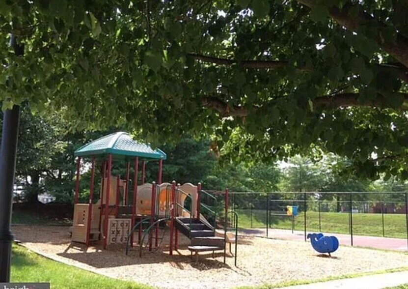 Building Photo - 2637 Glenriver Way