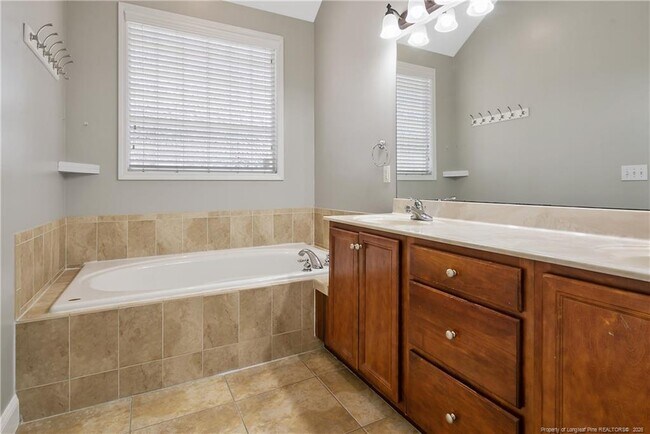 Building Photo - 147 Lamplighter Way