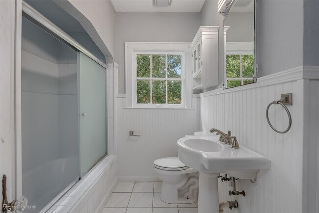 Building Photo - GORGEOUS 4/2.5 BROADMOOR HOME-ACROSS FROM DUCK POND PARK & LIBRARY