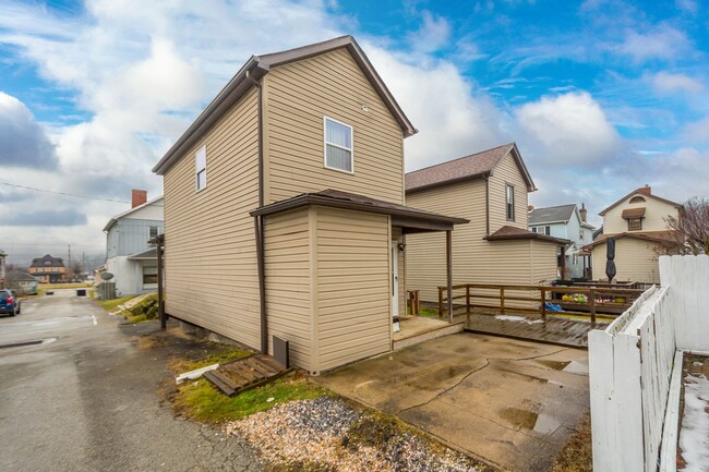 Building Photo - Cozy 1 Bedroom in McKeesport available May...