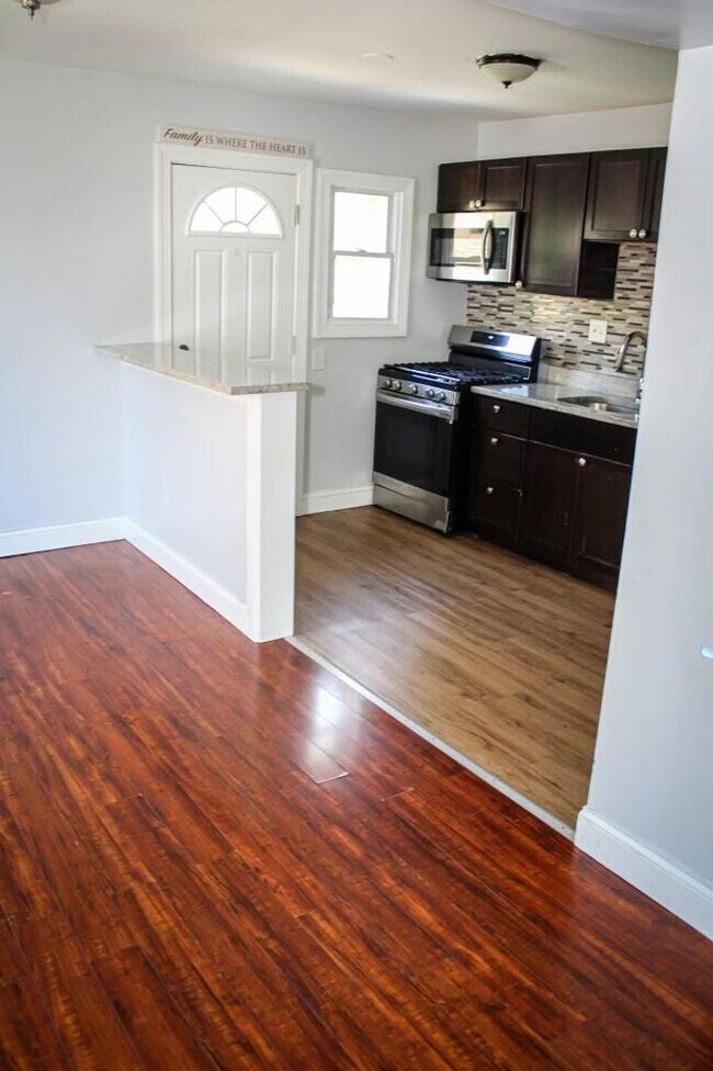 Building Photo - Stunning 3-Bedroom Home with Modern Amenit...